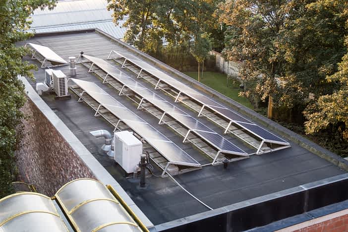 Photovoltaik auf dem Flachdach ohne Dachdurchdringung